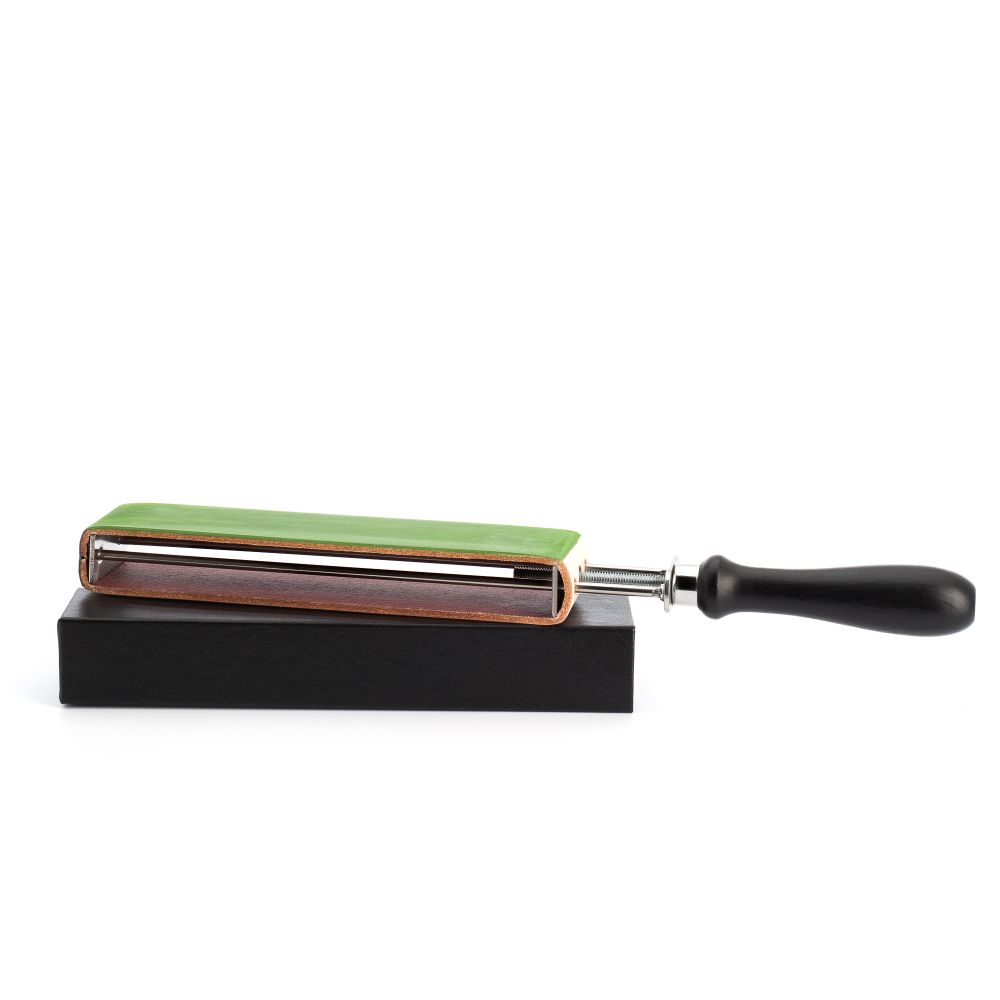 MÜHLE ACCESSORIES -  Leather razor strop, with handle